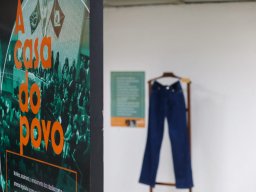 Calça da ex-deputada Maria Luiza Fontenele ao fundo (Acervo Malce - Deputado Pontes Neto)
